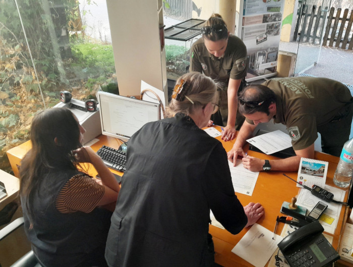 Edith atiende a unos Agentes Forestales de la Comunidad de Madrid que acudieron ese día a hacer una entrega de un animal.