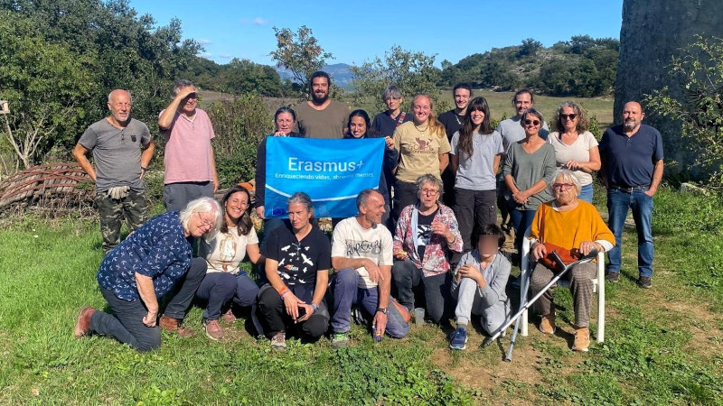 El Equipo de Educación de GREFA junto a los trabajadores y voluntarios de Goupil Connexion durante la celebración de la jornada final del proyecto “Docendo Discimus”.