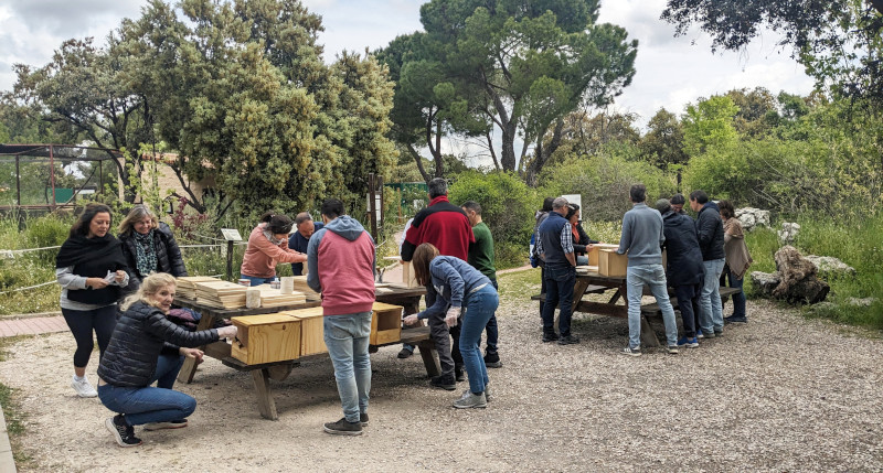 Empleados de la empresa Alstom durante el montaje de las cajas nido en un taller celebrado en GREFA este año.