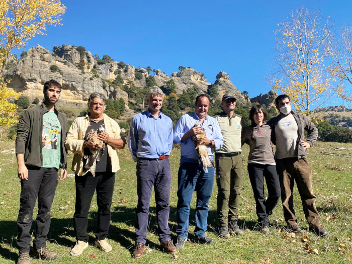 Representantes de la Junta de Andalucía y miembros y colaboradores de GREFA, reunidos con motivo del reciente marcaje con GPS de los milanos reales que serán próximamente liberados en Cazorla.