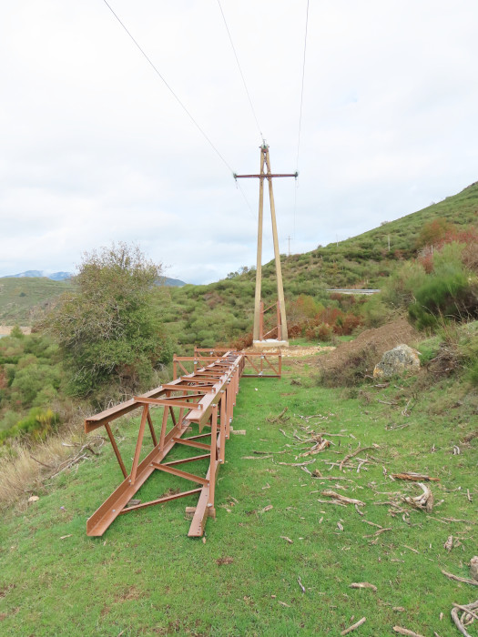 Sustitución de un apoyo peligroso para las aves realizada por Iberdrola en una zona de la Cordillera Cantábrica con pigargos asentados.