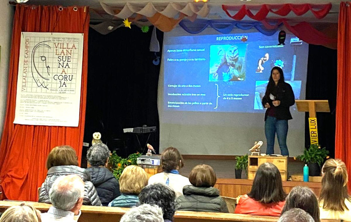 Nuestra compañera Miriam Báscones durante su charla titulada “Nuestra alidada la dama blanca”.