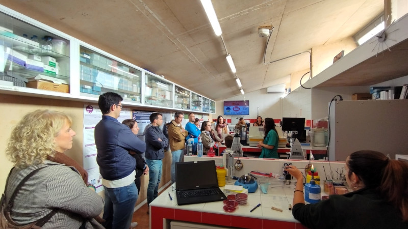 Visitantes convocados por Colvema en el laboratorio del Hospital de Fauna Salvaje de GREFA.