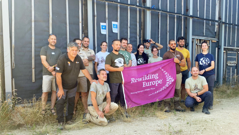 Participantes en el traslado y recepción de los buitres negros, junto al jaulón de aclimatación en los Montes Ródopes (Bulgaria). Foto: LIFE Rhodope Vulture.