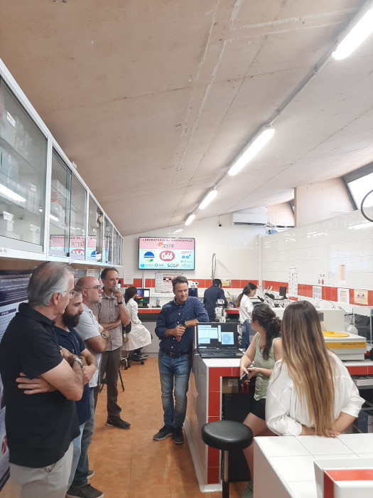 Visita al laboratorio del Hospital de Fauna Salvaje de GREFA por parte de los participantes en la reunión.