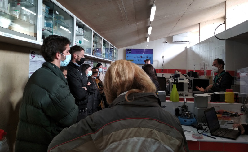 Alumnos de la edición de 2022 del curso de técnicos de centros de recuperación de fauna visitan el laboratorio de GREFA. 