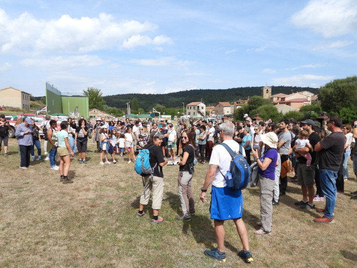 Participantes en la Fiesta del Buitre congregados en las afueras de Huerta de Arriba a la espera de asistir a la liberación de un animal rehabilitado. Foto: Eduardo Ramírez.