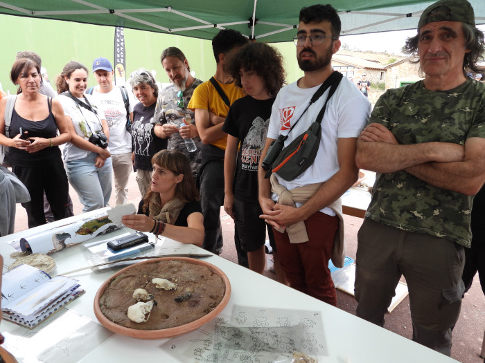 Luisa Abenza, agachada y en el centro de la fotografía, imparte un taller sobre rastros de fauna. Foto: Eduardo Ramírez.