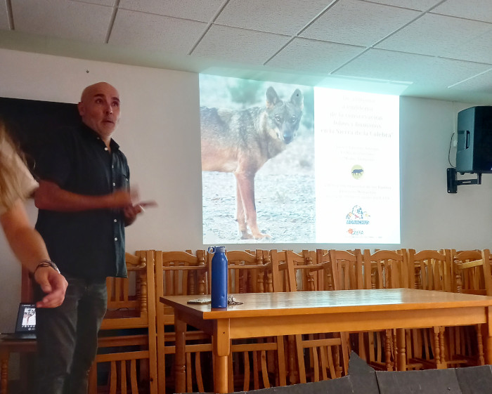 Javier Talegón imparte una charla sobre el lobo ibérico y su conservación. Foto: Eduardo Ramírez.