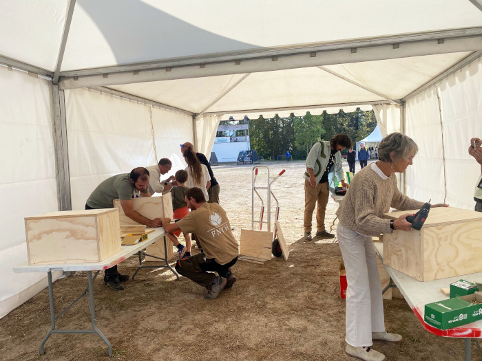 Asistentes a Naturcyl participan en el taller de construcción de cajas nido para pequeñas rapaces depredadoras de topillos. organizado por GREFA.