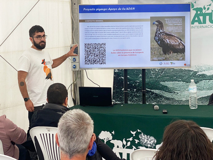 Enrique Murciano explica los objetivos y acciones del Proyecto Pigargo de GREFA a los asistentes a Naturcyl.