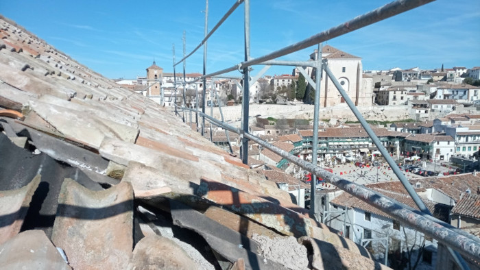 Vista de parte del tejado de una ermita en la que GREFA ha intervenido para la creación de nidos y desde donde se puede ver parcialmente la famosa plaza de arena de Chinchón (Madrid).