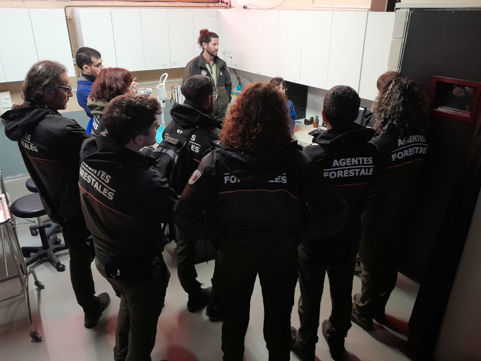 Los miembros del GIAM atienden a las explicaciones de una veterinaria en la enfermería del hospital de fauna de GREFA.