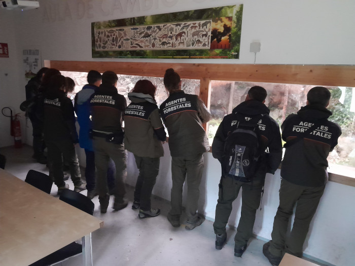 Paso por el Aula de Cambio Climático de GREFA por parte del grupo del GIAM durante el recorrido por el centro de educación ambiental "Naturaleza Viva".