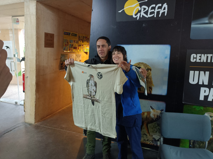 Otro momento de la entrega de camisetas a los miembros del GIAM.