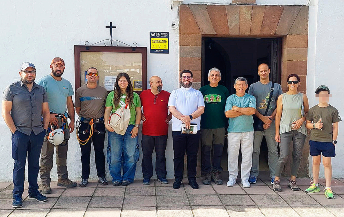 Grupo de voluntarios en la Ermita del Cristo de Los Desamparados, en Pedro Abad (Córdoba), en compañía del párroco. Foto: Luis Jiménez.
