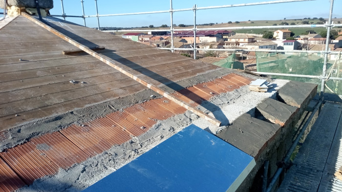 Vista en obra de la solución constructiva diseñada por GREFA para ofrecer una alternativa de nidificación a la colonia de cernícalo primilla en la iglesia de San Sebastián, en Balisa (Segovia).