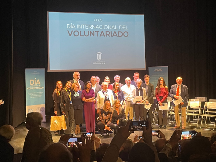 Conjunto de voluntarios de diferentes entidades galardonados como mejores voluntarios del año de cada una de ellas durante la celebración en Majadahonda (Madrid) del Día del Voluntariado.