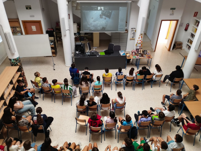 Alumnos de un instituto realizan una visita online a GREFA desde su propio centro educativo.