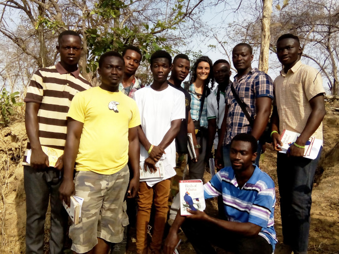 Sandra Goded, colaboradora de GRFA, durante una práctica de biología de campo con alumnos de ciencias ambientales de Tamale (Ghana). Foto: Obed Chonga.