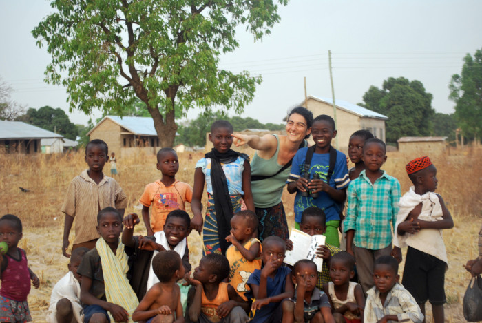 Sandra realiza actividad de educación ambiental con niños en Tamale (Ghana). Foto: Iddris Adam.