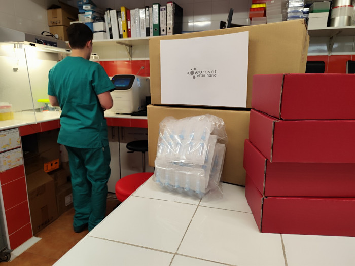 Un veterinario de GREFA utiliza el material donado por Eurovet.