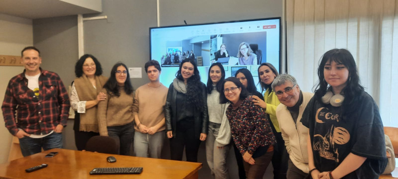 Fernando Blanca, naturalista de GREFA (primero por la izquierda), junto a la profesora Blanca Rodríguez-Chaves y alumnos de Derecho de la UAM que participan en el proyecto.