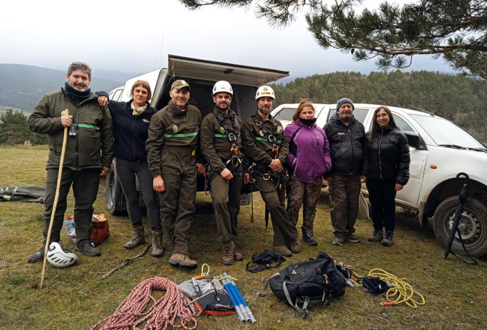 Agentes Medioambientales de la Junta de Castilla y León y miembros de GREFA participantes en el rescate del huevo de buitre negro.