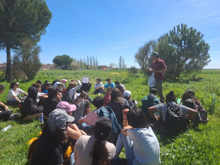 Nuestro compañero Fernando Blanca, en una acción divulgativa de polinizadores en la finca demostrativa “Las Pozas” situada en Villalar de los Comuneros (Valladolid).