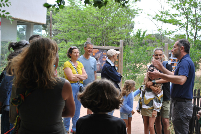 Uno de los grupos visitantes, con un guía de GREFA, durante la Jornada de Puertas Abiertas de 2024.