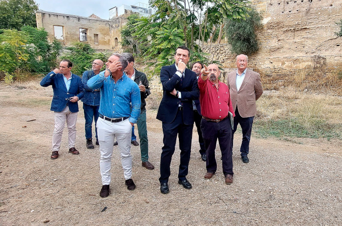 Autoridades y miembros de GREFA en el momento de inspeccionar la colonia y el lugar de las futuras obras. Foto: Luis Jiménez/GREFA.