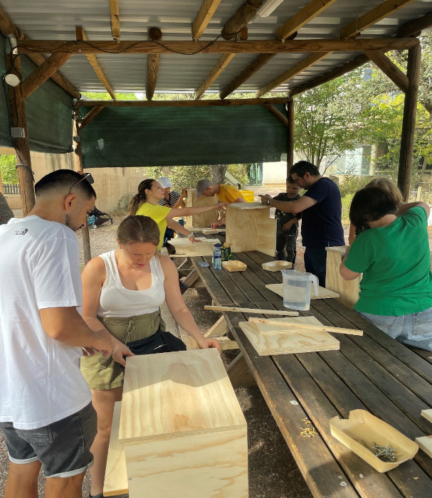 Trabajadores de Efinity Global durante el taller de montaje de cajas nido para lechuza celebrado en GREFA.