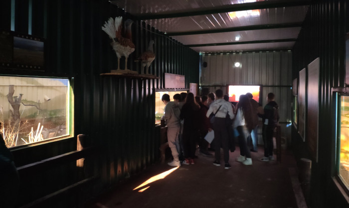 Un grupo de jóvenes observa a las aves esteparias que viven en el espacio habilitado para estas especies.