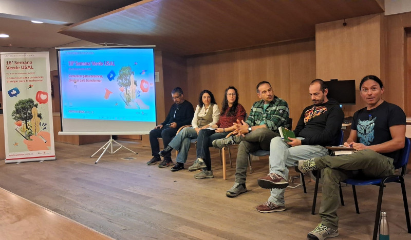 Nuestro compañero Fernando Blanca, tercero por la derecha, durante su participación en el Foro de Diálogo de la Universidad de Salamanca.