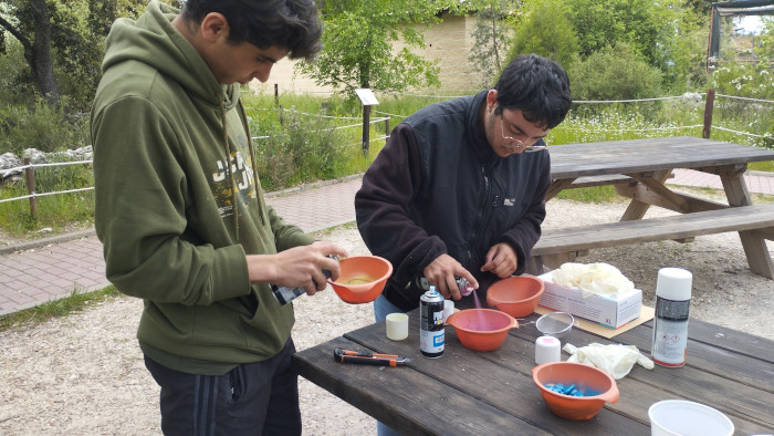 Voluntarios de educación ambiental preparan un taller STEAM para la jornada destinada a educadores sobre la problemática de los microplásticos celebrada en GREFA el pasado 4 de septiembre.