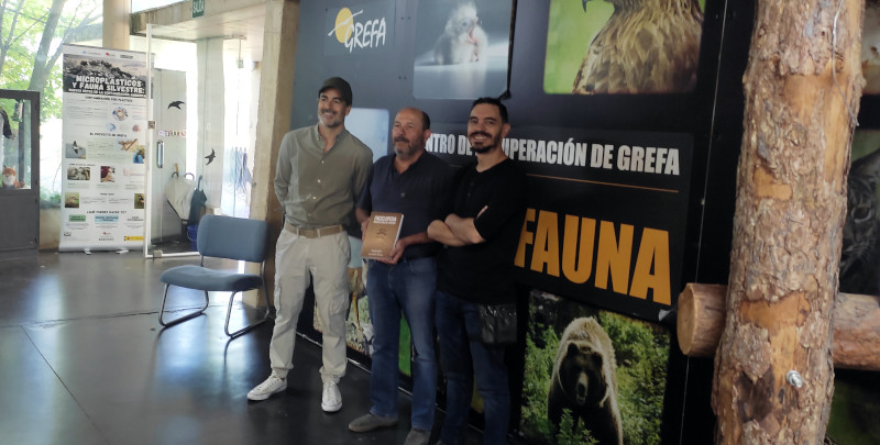 De izquierda a derecha, Alejandro Jaldón, editor de la "Enciclopedia Ibérica de Huellas y Rastros", Fernando Garcés, secretario general de GREFA, y Javier Vázquez, autor del libro.