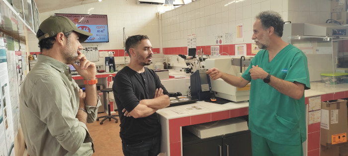 Fernando González (a la derecha), director del Hospital de Fauna Salvaje de GREFA, habla con Alejandro Jaldón (a la izquierda) y Javier Vázquez (en el centro).