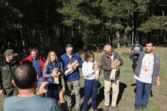 Instantes previos a la liberación de cuatro milanos reales por suelta directa, con presencia de la consejera andaluza de Sostenibilidad y Medio Ambiente. 