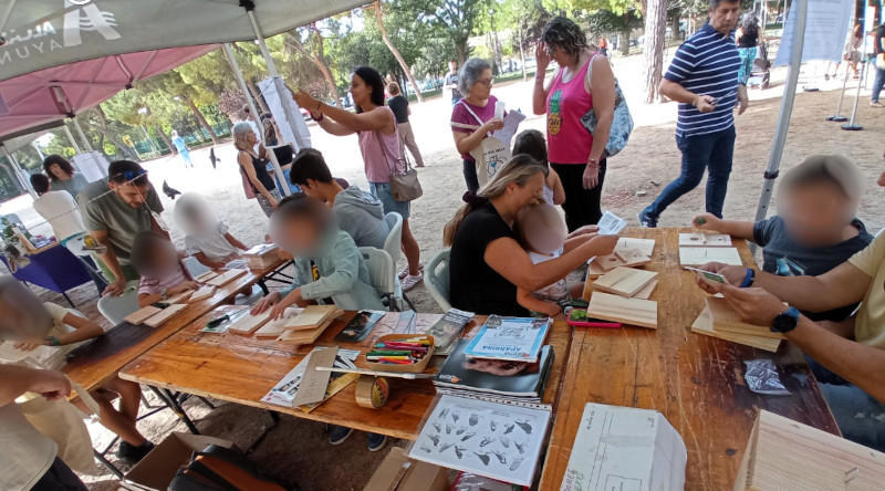 Durante la feria realizamos dos talleres, uno de ellos de construcción de cajas nido.