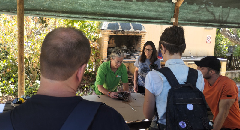Durante la jornada, que se desarrolló en las instalaciones de GREFA, se mostró a los participantes el peligro que representan los microplásticos.