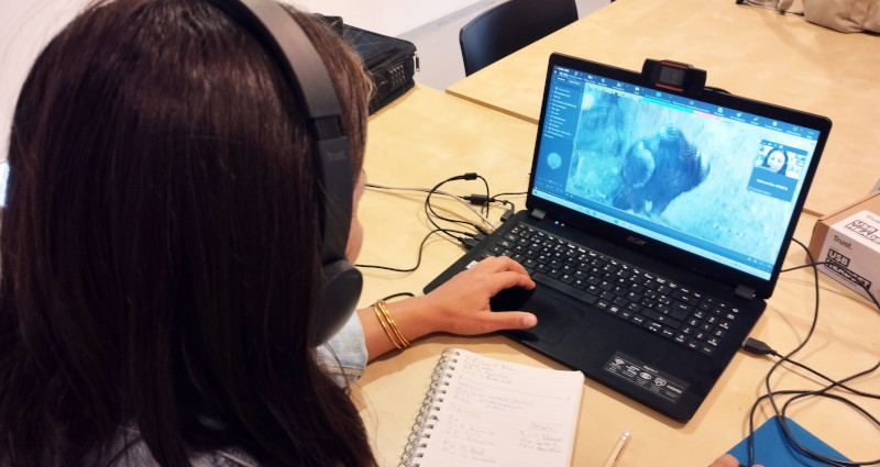 Una de las educadoras ambientales de GREFA coordina una visita "online" a nuestro centro.
