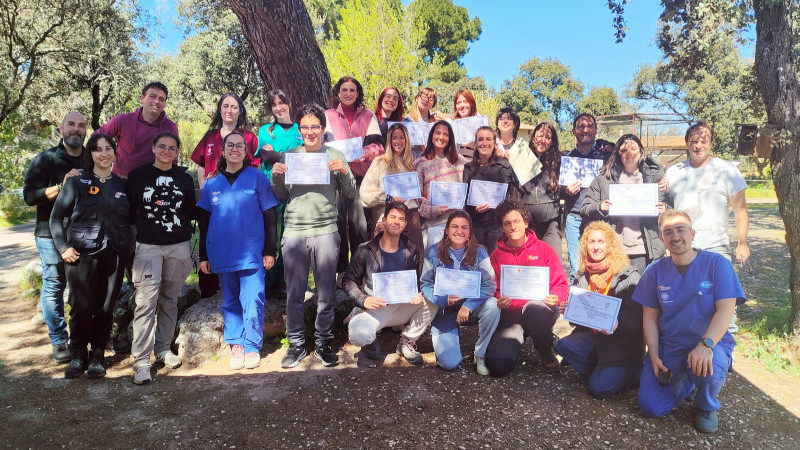 Alumnos del curso con sus diplomas y parte del profesorado de GREFA.
