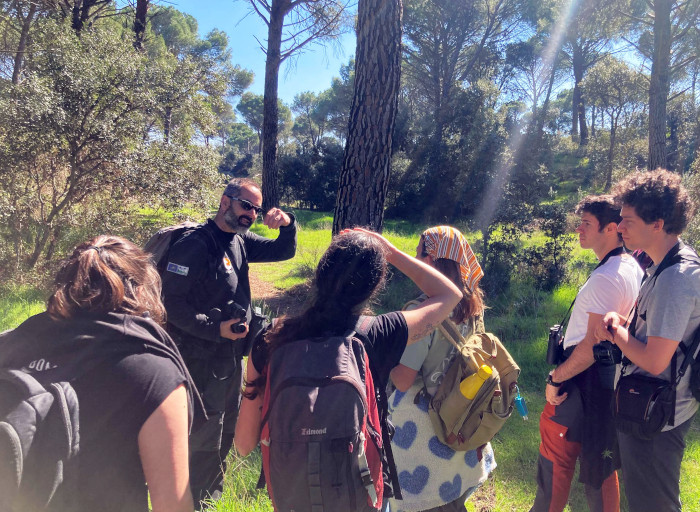 Alumnos durante una salida práctica al campo durante el curso con un biólogo de GREFA.