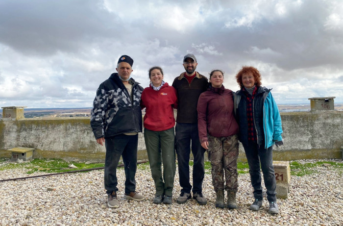 Cuadrilla de trabajadores y voluntarios de GREFA en el silo de Tarancón.