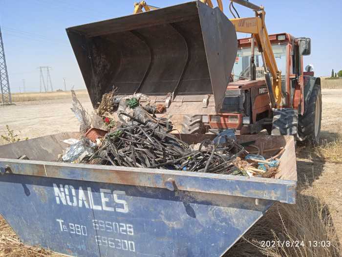 Retirada de residuos durante los trabajos iniciales de restauración de la parcela "Las Pozas".