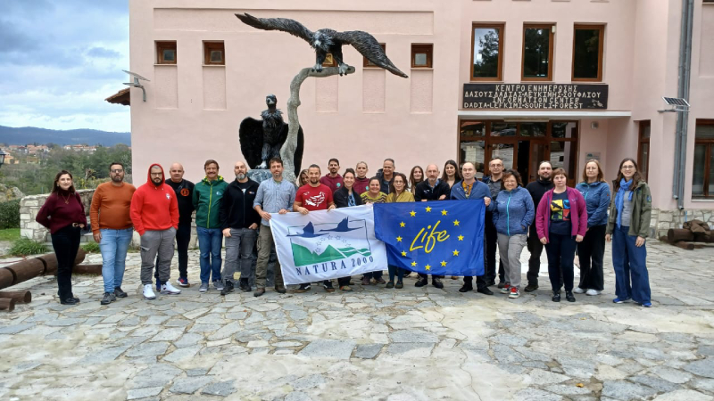 Foto de grupo de los asistentes a la reunión de LIFE Rhodope Vulture celebrada recientemente en Dadia (Grecia). Foto: Sylvia Zakkak.