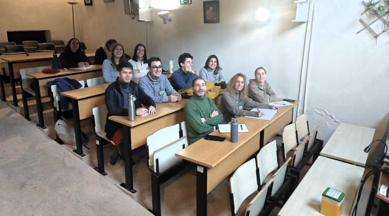 Alumnos en su segundo día de clase del curso en las instalaciones de GREFA en Majadahonda (Madrid).