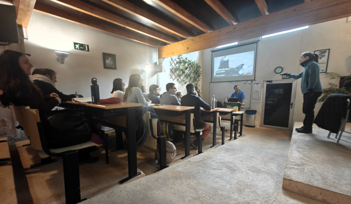 Alumnos del curso durante unas de las clases desarrolladas en GREFA.