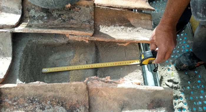 Vista interior del rebaje para un nido bajo tejas dispuestas a la segoviana en el Palacio de los Condes de Alpuente (Segovia).