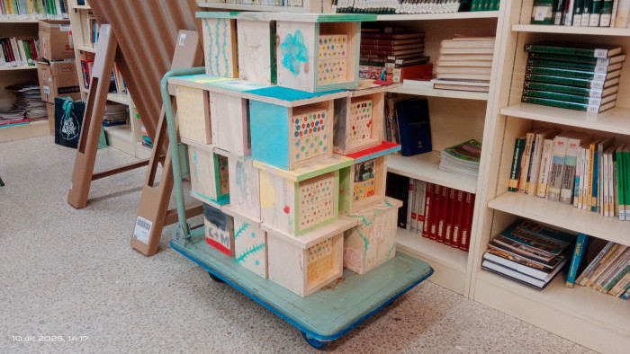 Cajas nido para abejas solitarias construidas por los jóvenes estudiantes participantes en la jornada de voluntario ambiental.